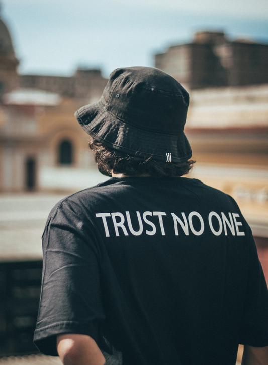 Trust No One | T-Shirt